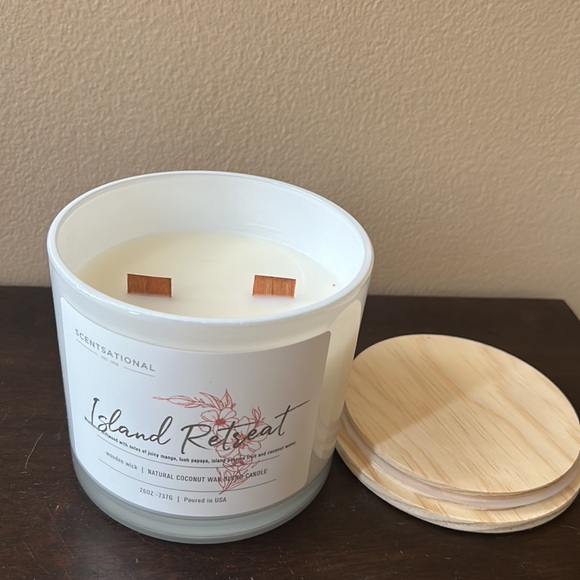 Scentsational Island Retreat  Candle Glass Jar 26oz Wood Wick Coconut Beeswax - Picture 2 of 2
